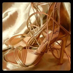 STUNNING GOLD HEELS